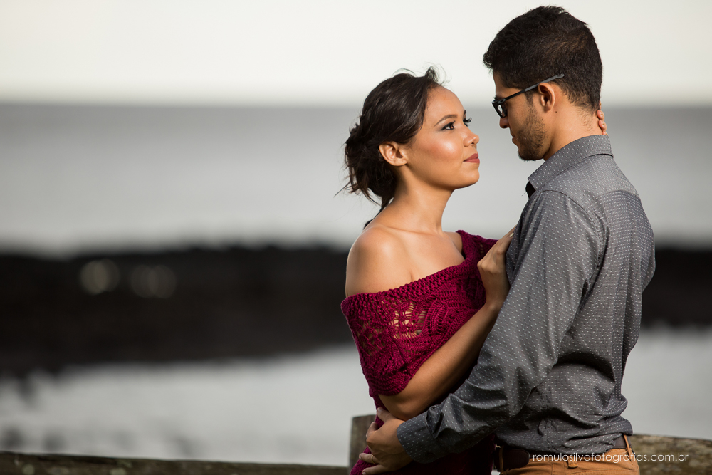 Casal de noivos, Dulci e Glaisson, com um olhar apaixonado, em uma paisagem linda e uma luz perfeita, no Chalé da Zuzu em Mosqueiro - PA