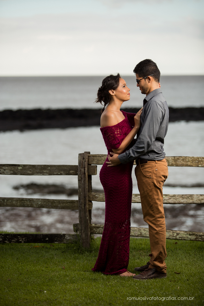 casal de noivos, Dulci e Glaisson, com um olhar apaixonado, em uma paisagem linda e uma luz perfeita, no Chalé da Zuzu em Mosqueiro - PA