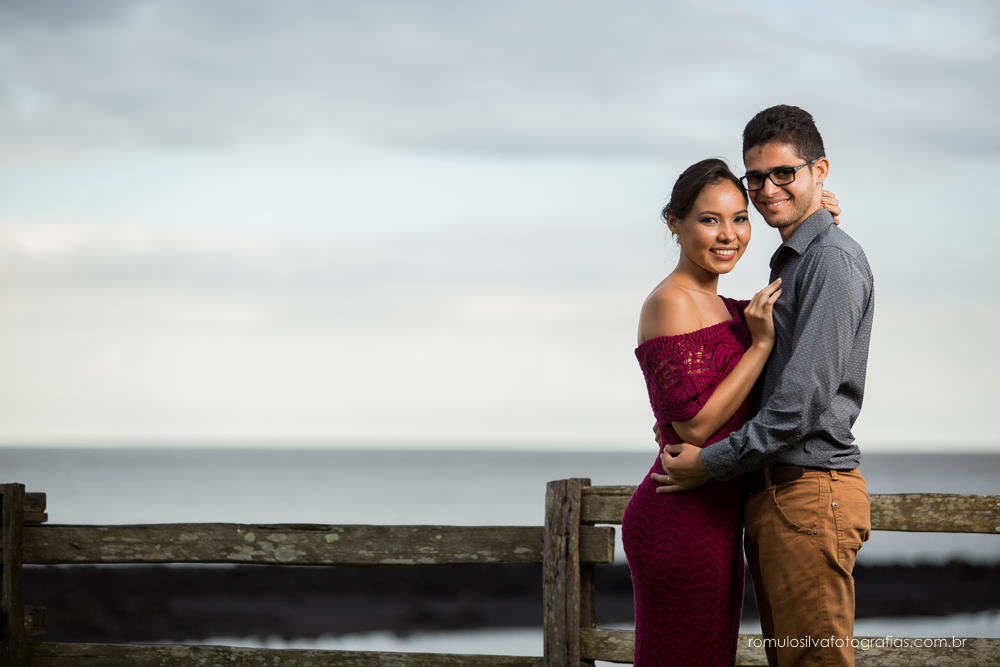 casal de noivos, Dulci e Glaisson, com um olhar apaixonado, em uma paisagem linda e uma luz perfeita, no Chalé da Zuzu em Mosqueiro - PA