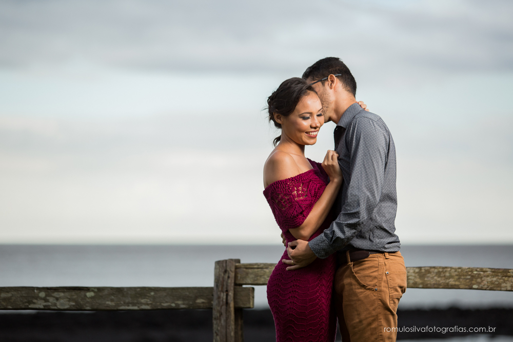 casal de noivos, Dulci e Glaisson, apaixonados, em uma paisagem linda e uma luz perfeita, no Chalé da Zuzu em Mosqueiro - PA