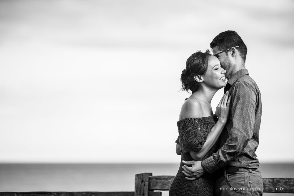 casal de noivos, Dulci e Glaisson, apaixonados, em uma paisagem linda e uma luz perfeita, no Chalé da Zuzu em Mosqueiro - PA