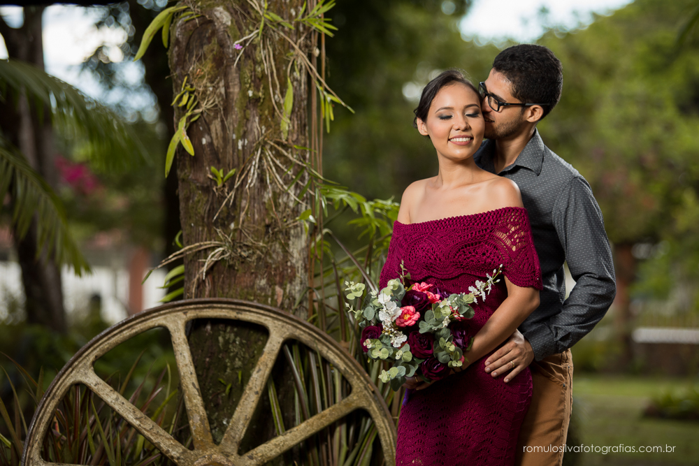 casal de noivos, Dulci e Glaisson, apaixonados, em uma pose linda e romântica em uma paisagem linda e uma luz perfeita, no Chalé da Zuzu em Mosqueiro - PA