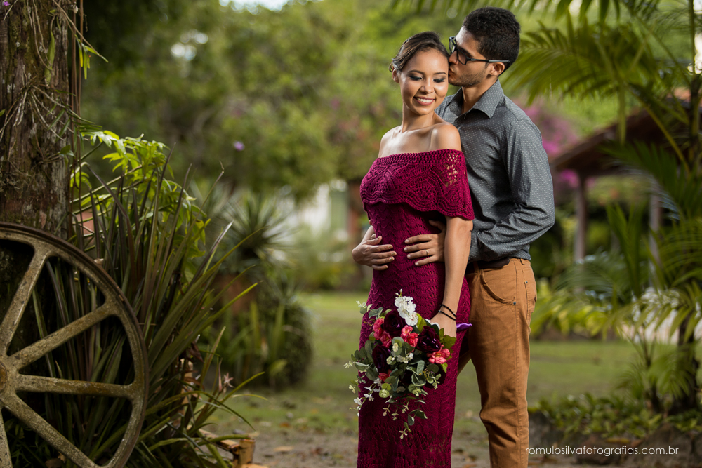 casal de noivos, Dulci e Glaisson, apaixonados, em uma pose linda e romântica em uma paisagem linda e uma luz perfeita, no Chalé da Zuzu em Mosqueiro - PA
