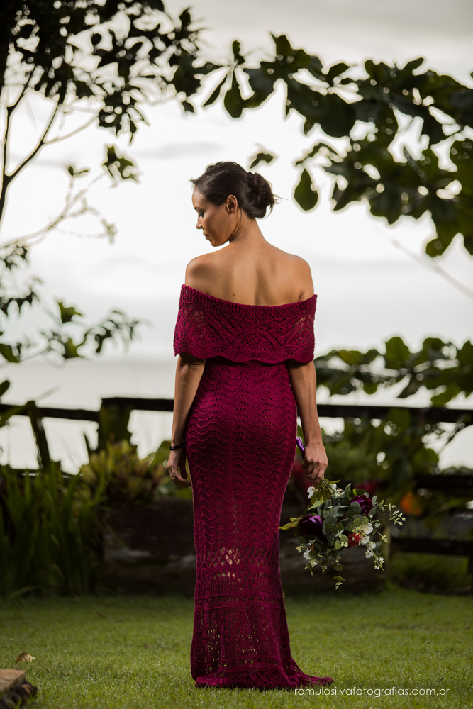 A noiva, Dulci, em uma pose linda, romântica e atraente e com um Bouque lindo com flores artificias em uma paisagem linda e uma luz perfeita, no Chalé da Zuzu em Mosqueiro - PA