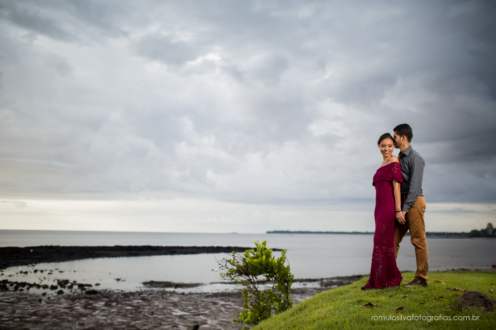 casal de noivos, Dulci e Glaisson, apaixonados, em uma pose linda, romântica, com um  em uma paisagem linda e na beira da praia, no Chalé da Zuzu em Mosqueiro - PA