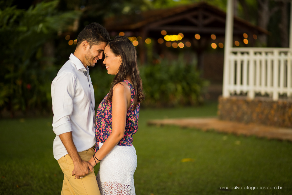 casal de noivos, Dulci e Glaisson, apaixonados, em uma pose linda, romântica, com um  em uma paisagem linda e na beira da praia, no Chalé da Zuzu em Mosqueiro - PA