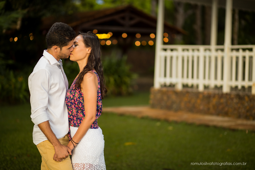casal de noivos, Dulci e Glaisson, apaixonados, em uma pose linda, romântica, com um  em uma paisagem linda e na beira da praia, no Chalé da Zuzu em Mosqueiro - PA
