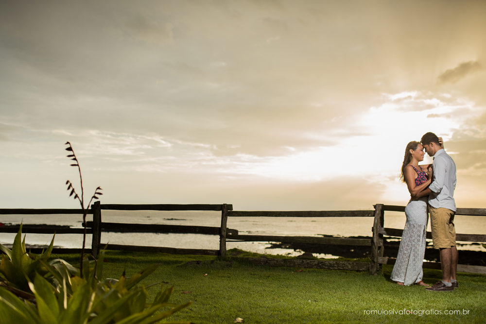 casal de noivos, Dulci e Glaisson, apaixonados, em uma pose linda, romântica, com um  em uma paisagem linda e na beira da praia, no Chalé da Zuzu em Mosqueiro - PA