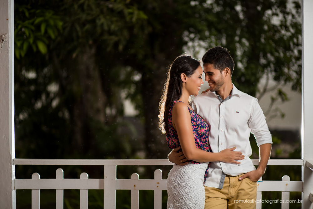 casal de noivos, Dulci e Glaisson, apaixonados, em uma pose linda, romântica, com um  em uma paisagem linda e na beira da praia, no Chalé da Zuzu em Mosqueiro - PA