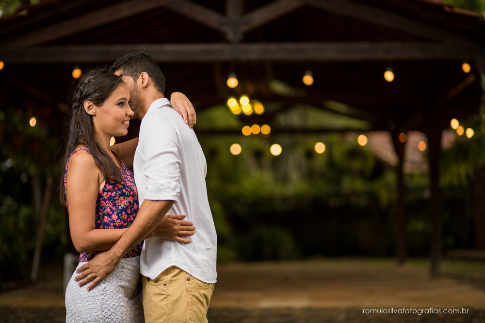 casal de noivos, Dulci e Glaisson, apaixonados, em uma pose linda, romântica, com um  em uma paisagem linda e na beira da praia, no Chalé da Zuzu em Mosqueiro - PA