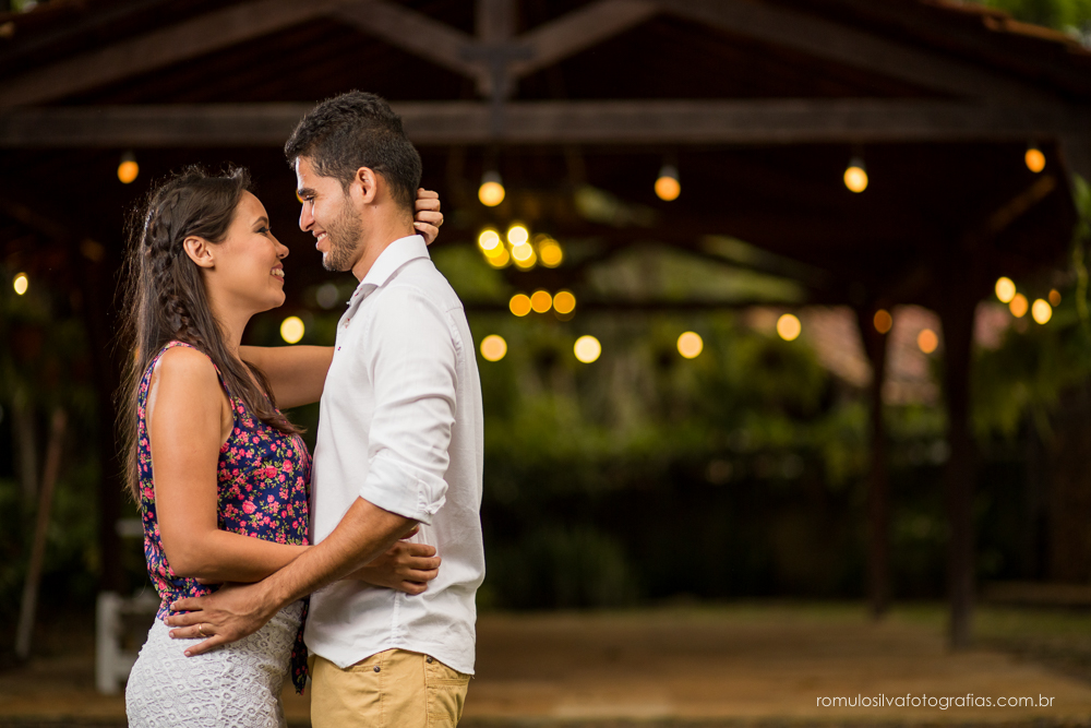 casal de noivos, Dulci e Glaisson, apaixonados, em uma pose linda, romântica, com um  em uma paisagem linda e na beira da praia, no Chalé da Zuzu em Mosqueiro - PA
