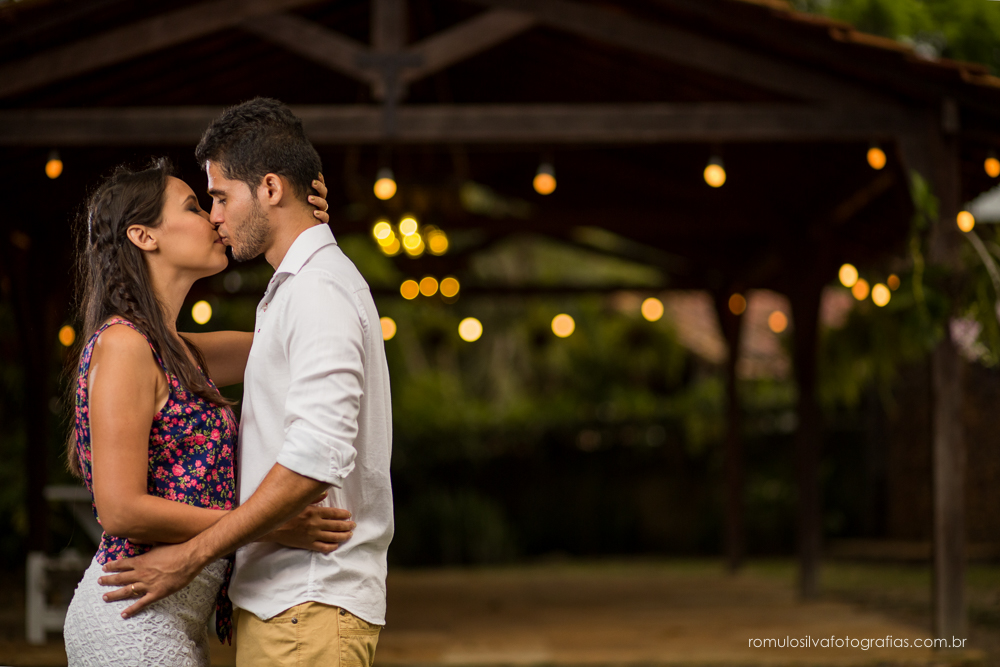 casal de noivos, Dulci e Glaisson, apaixonados, em uma pose linda, romântica, com um  em uma paisagem linda e na beira da praia, no Chalé da Zuzu em Mosqueiro - PA