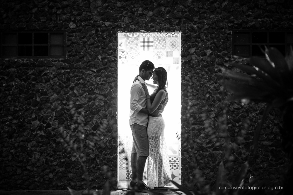 casal de noivos, Dulci e Glaisson, em uma foto criativa  apaixonados, em uma pose linda, romântica, com um  em uma paisagem linda e na beira da praia, no Chalé da Zuzu em Mosqueiro - PA
