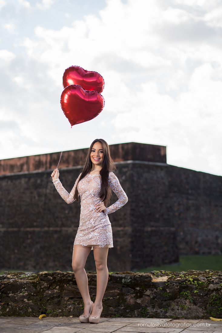 Ana Tereza posando para fotos com os balões a gás