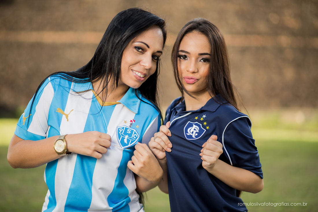 Ensaio de 15 anos com camisa de time de futebol entre mãe e filha