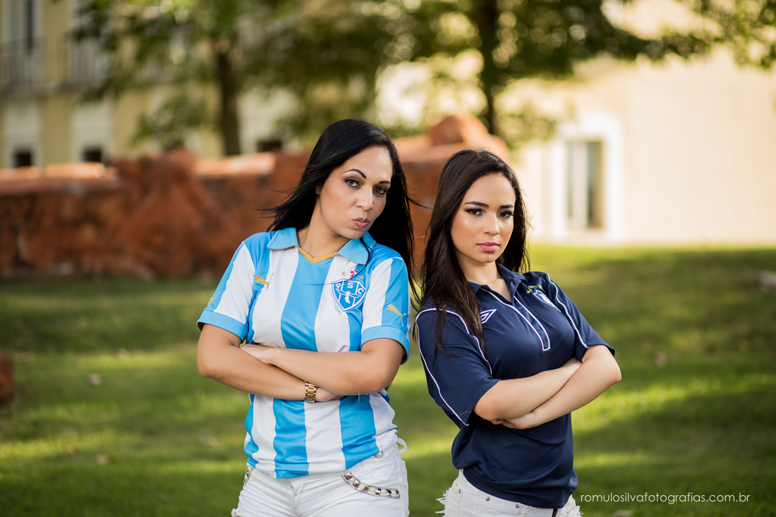 Ensaio de 15 anos com camisa de time de futebol entre mãe e filha