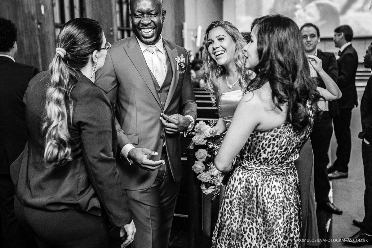 noivo sorrindo com os convidados antes da cerimônia começar 