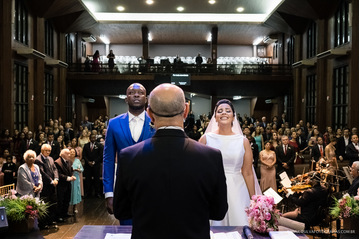 noivos cantando durante a cerimônia na primeira igreja batista do pará