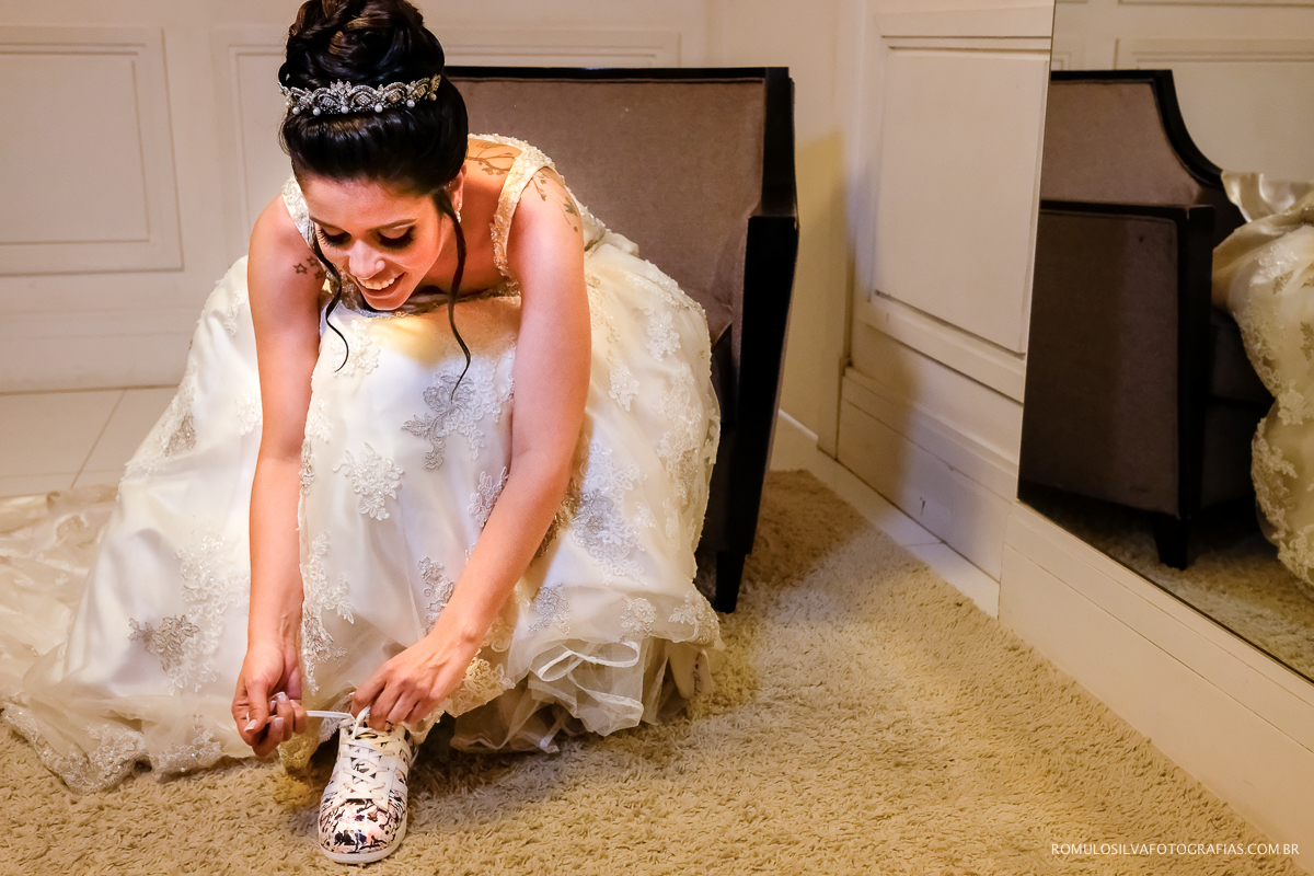 noiva estilosa calcando o tênis para o casamento 