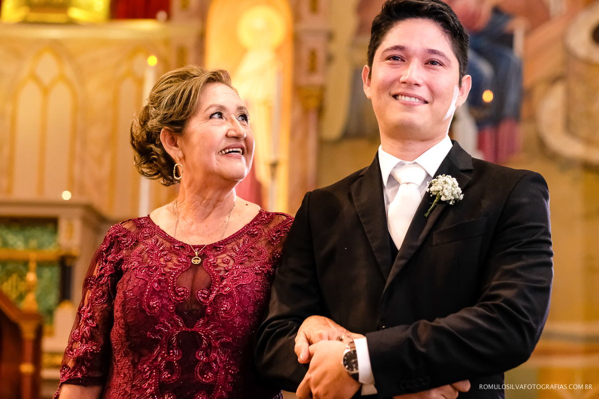 noivo emocionado ao ver a noiva entrando na igreja trindade em belém pa