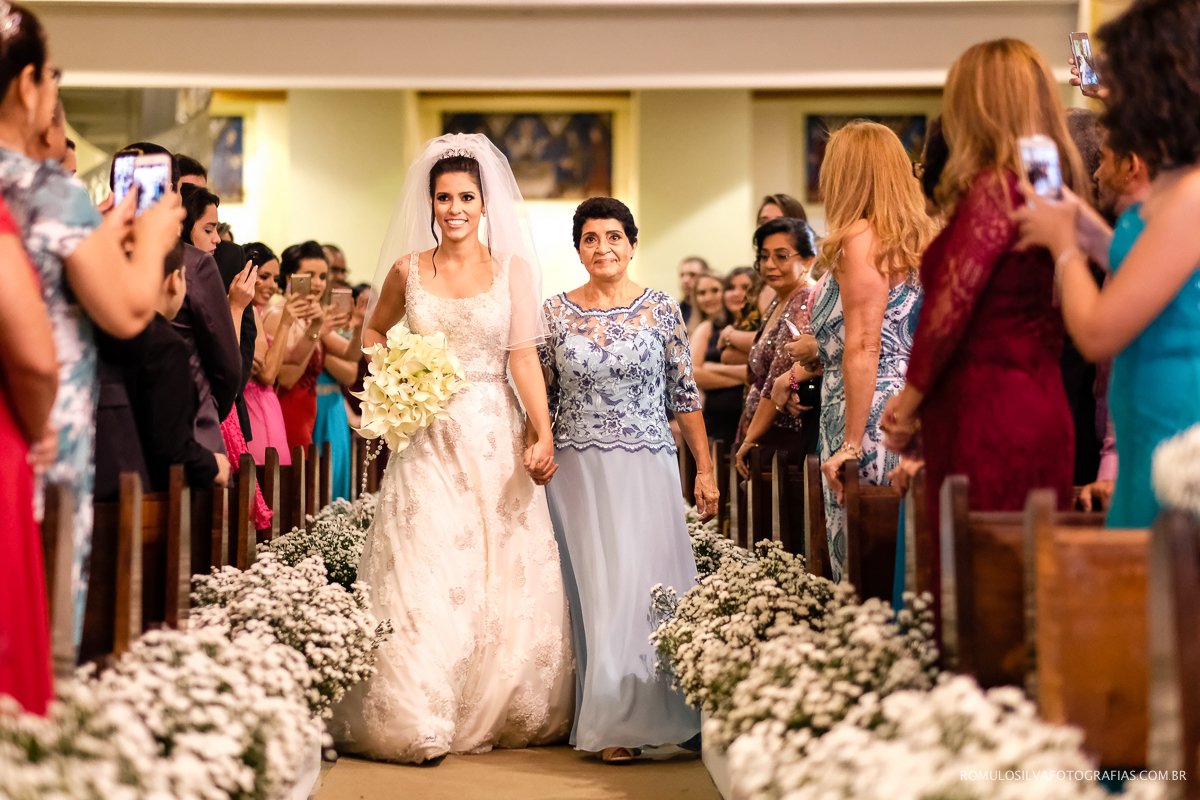 entrada da noiva na igreja decorada com flores trindade em belém 