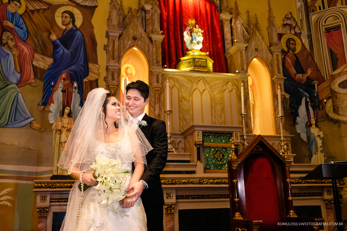 foto dos noivos no altar da igreja santíssima trindade em belém