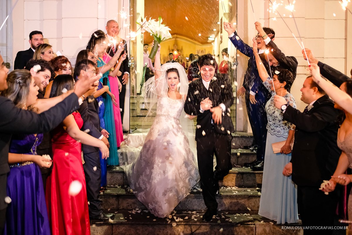 saída dos noivos com pétalas, arros e sparkles 