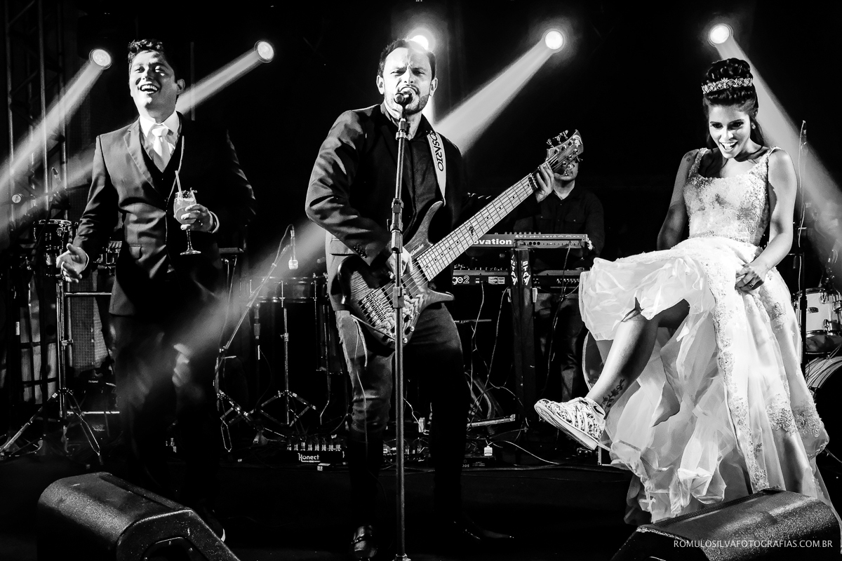 banda medida provisória catando para os noivos no palco do hangar em belém