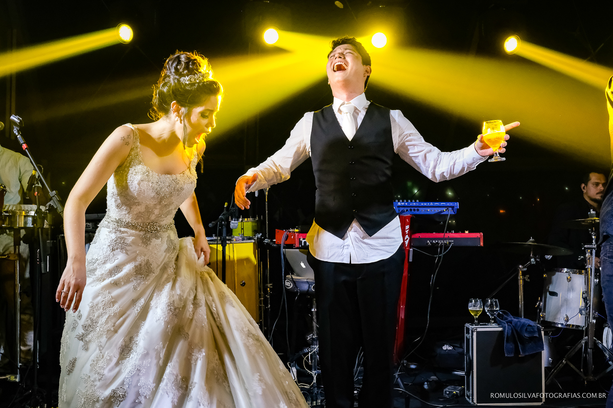 noivos curtindo a festa de casamento