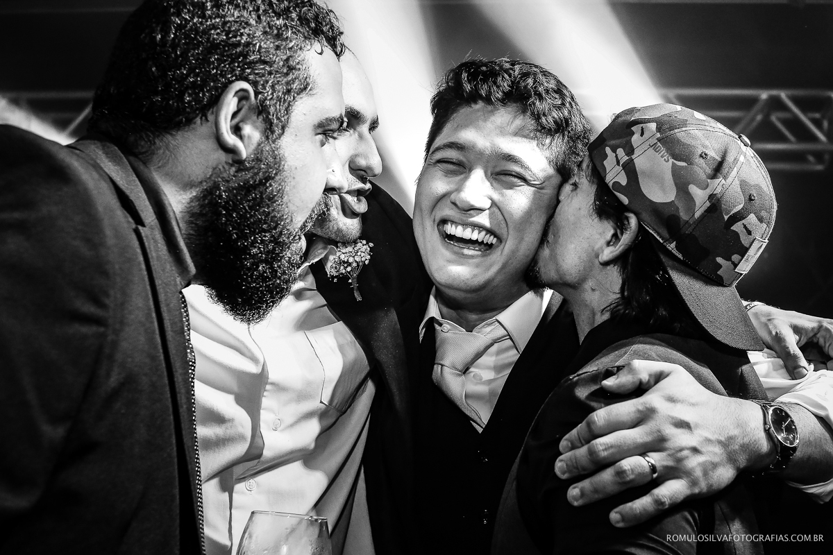 amigo beijando o noivo na festa de casamento