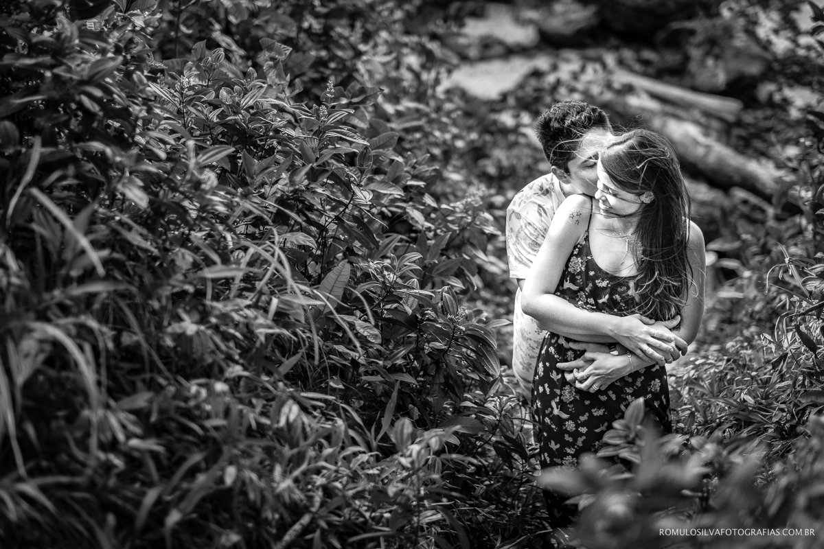 noivos no meio da floresta em ensaio pré casamento
