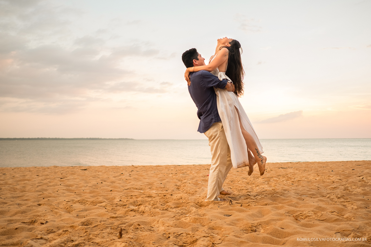 noivo carregando a noiva em fotos de ensaio pré wedding na praia 