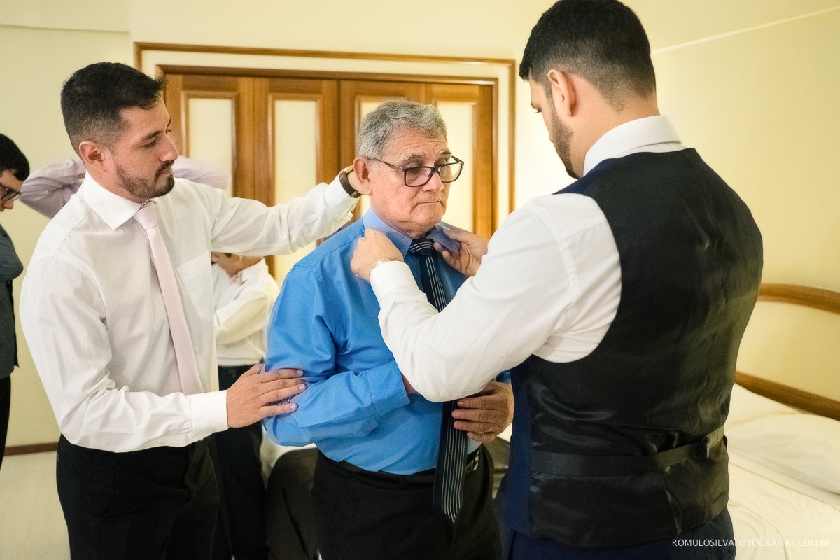 noivo e irmão ajundando o pai a se arrumar no making of no hotel