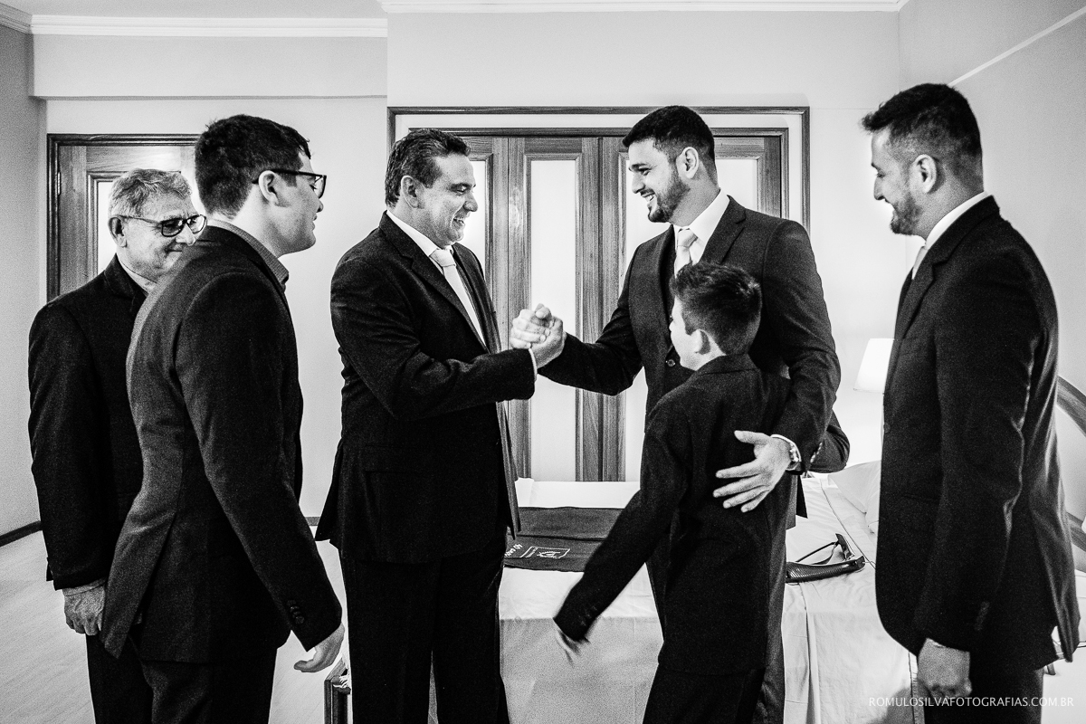 noivo cumprimentando os parentes no making of no hotel