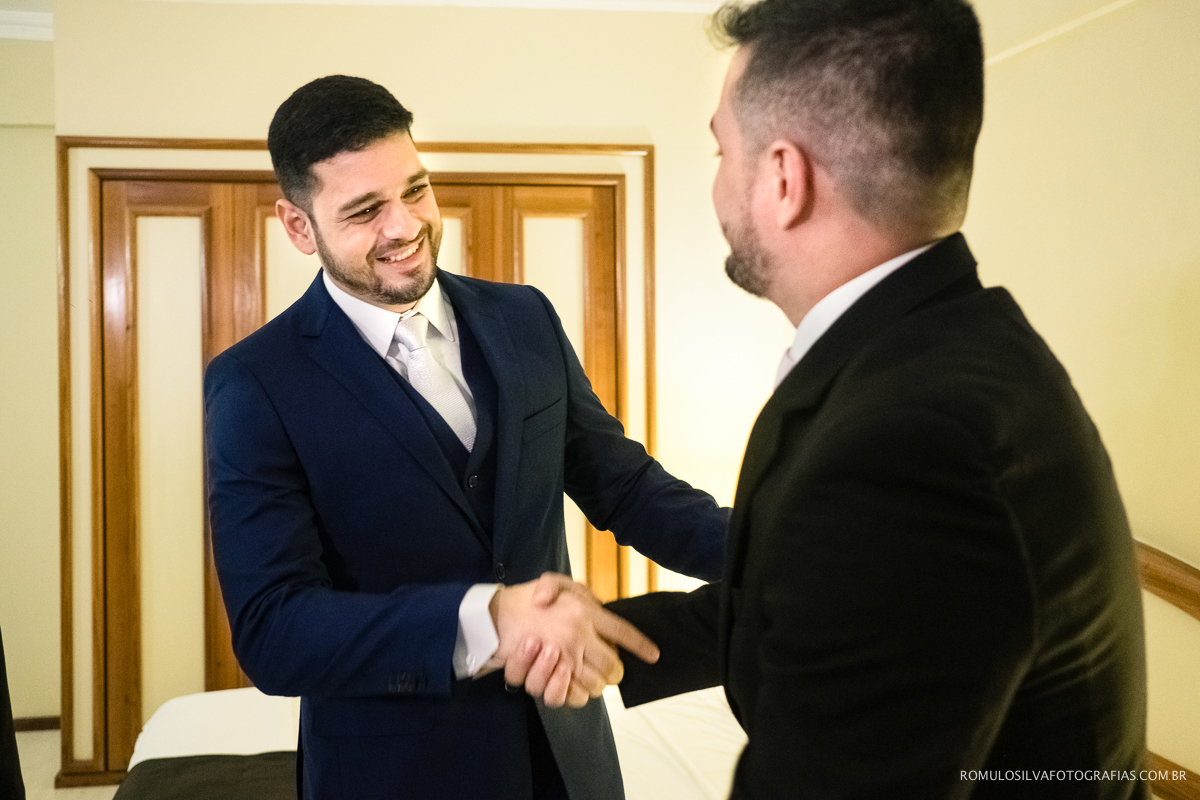 noivo cumprimentando o irmão no making of no hotel em belém pa