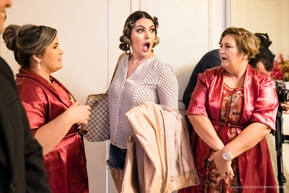 madrinha surpresa com a noiva no making of