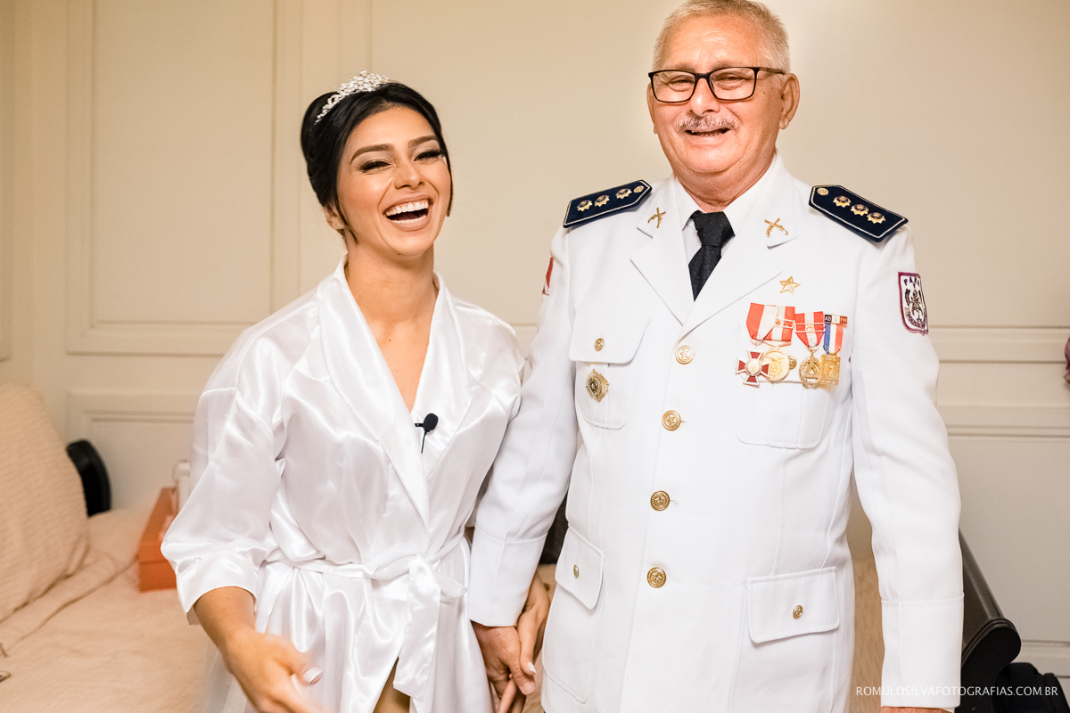 noiva sorrindo com o pai no making of no salão jr fiel