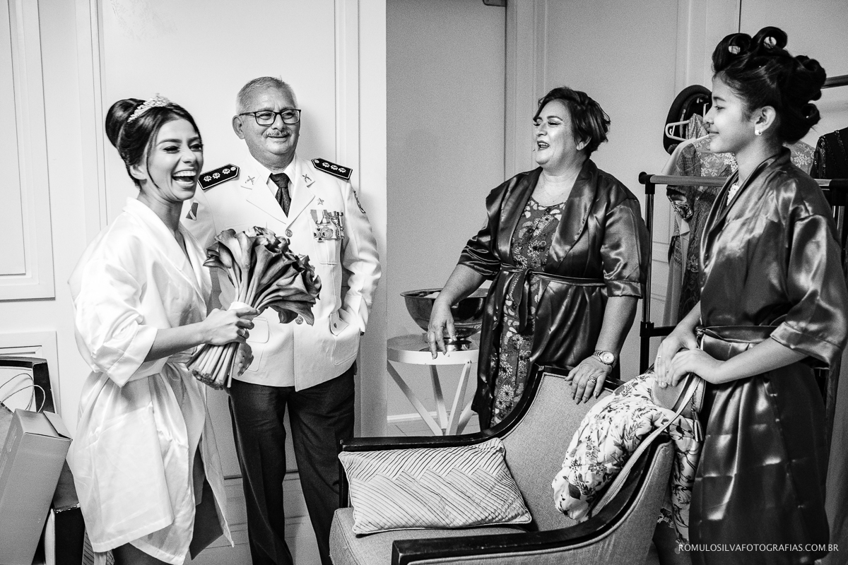 fotografia espontânea da noiva com o pai e família no making of