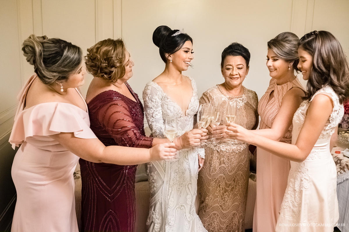 brinda da noiva com os familiares no making of no salão jr fiel