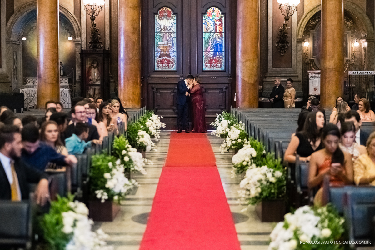 noivo e mãe emocionados antes da entrada na igreja