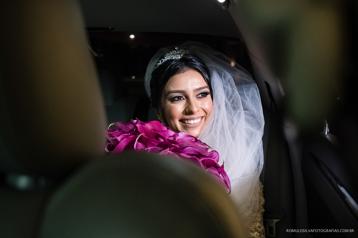 foto da noiva no carro com o buquê olhando para a janela