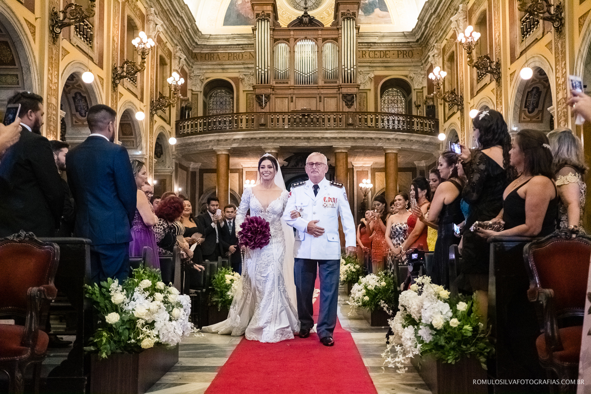 entrada da noiva e pai de frente na catedral da sé em belém