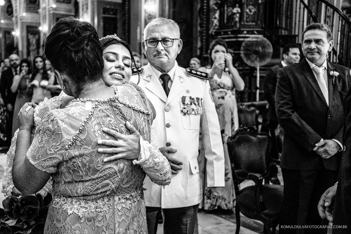 noiva abraçando a mãe na cerimônia na catedral da sé