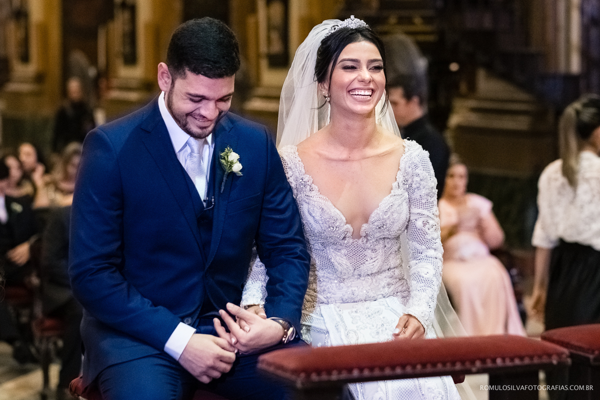 noivos sentados e sorrindo na cerimônia na igreja da sé em belém