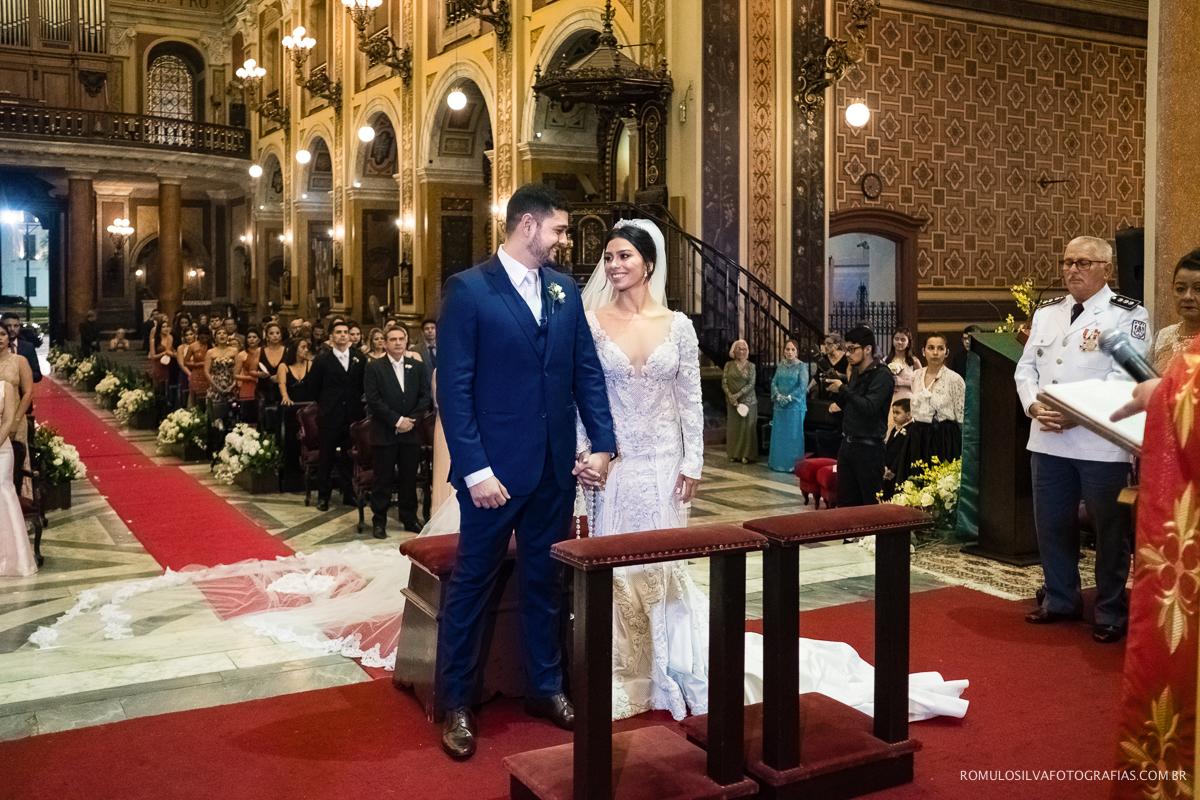 noivos sorrindo em casamento na igreja da sé