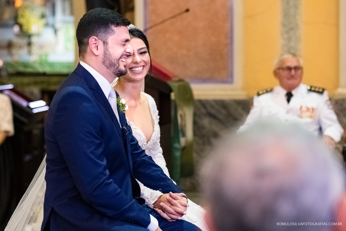 foto dos noivos espontâneos em cerimônia na igreja da sé em belém