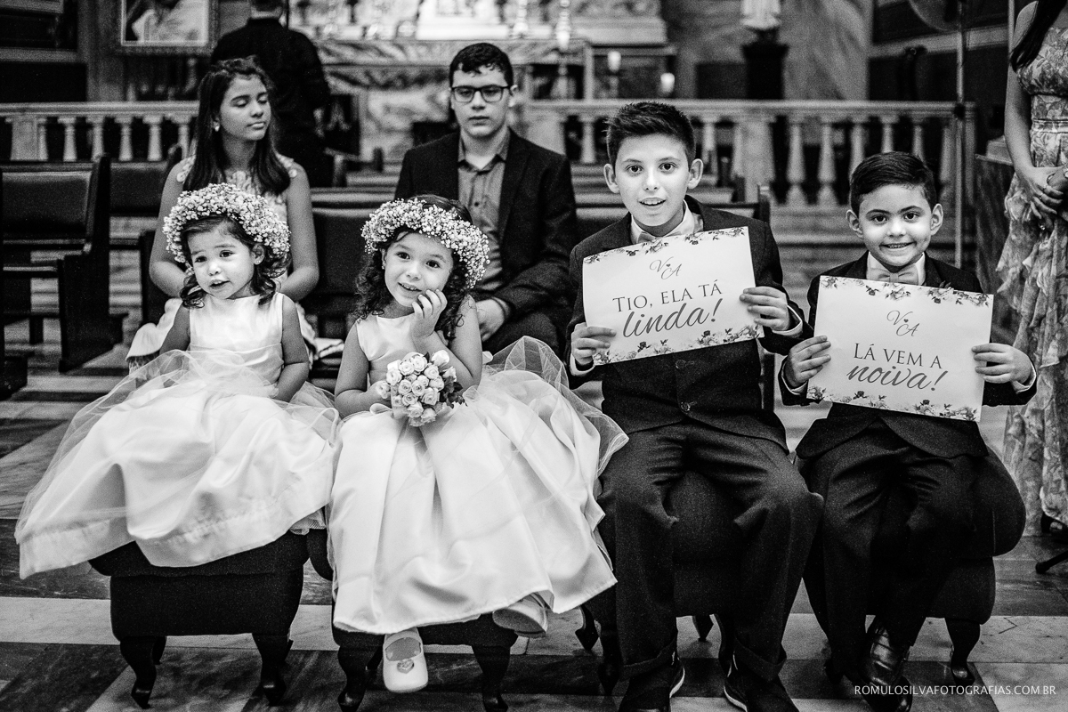 fotos das daminhas e pajens com as plaquinhas