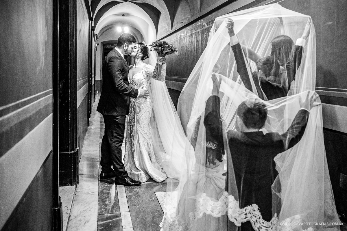 foto criativa dos noivos com as daminhas e pajens