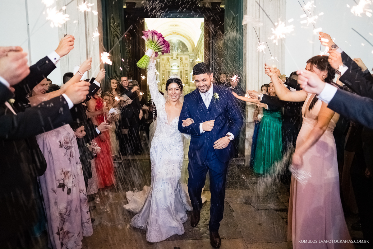 saida dos noivos com chuva de arroz e sparkles