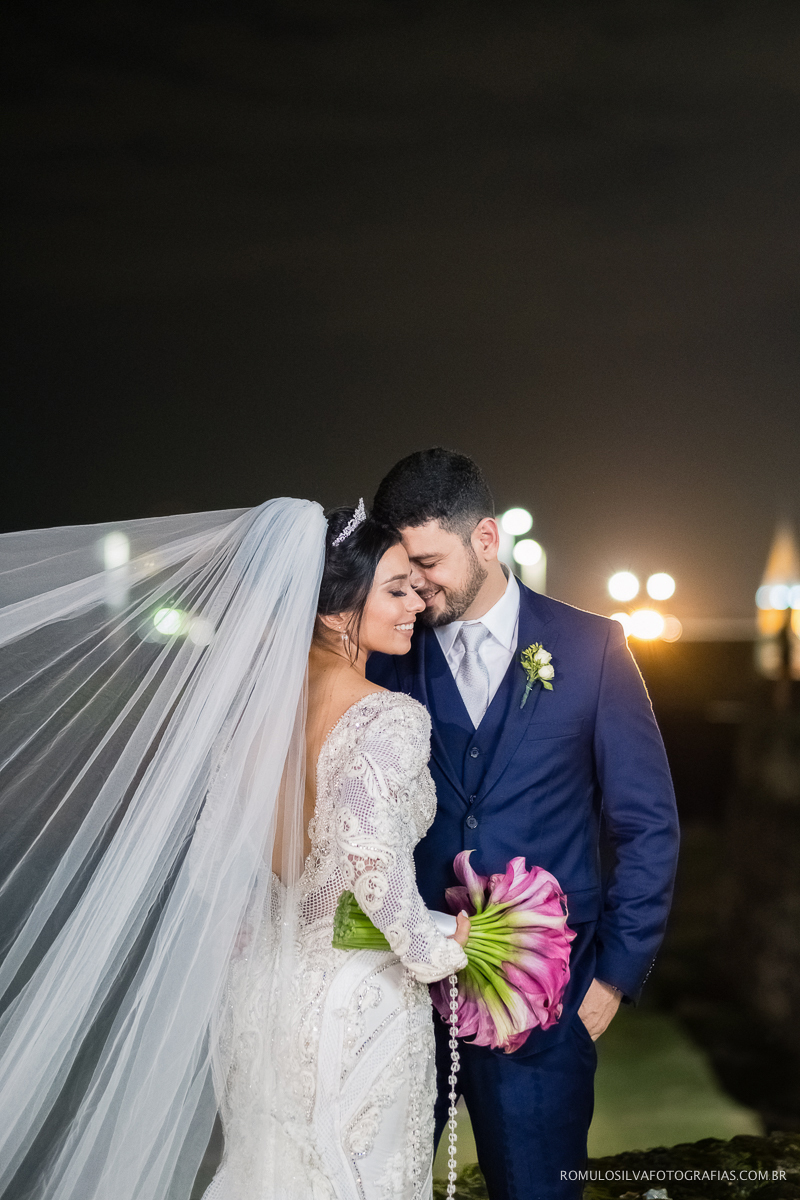 foto dos noivos na sessão pós casamento no forte do castelo em belém